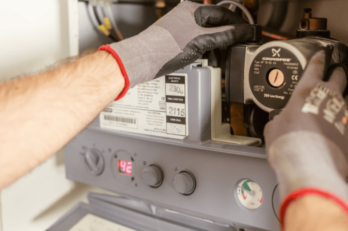 Empleos de fontanero en España: profesional reparando una instalación con herramientas