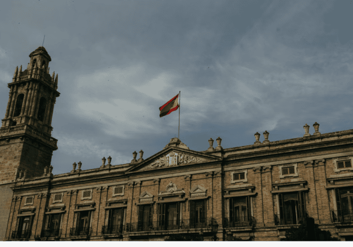 Empleo público BOE: fachada de un ayuntamiento español convocante de plazas