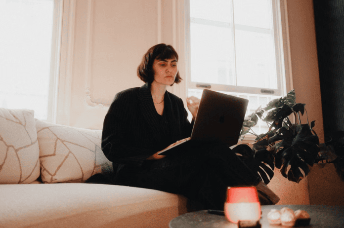 Teletrabajo e IA en España: persona trabajando en remoto desde casa con su portátil