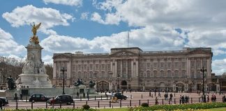 Ofertas de empleo en la Casa Real británica para ayudante de cocina y camarero de piso