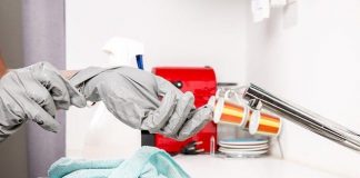 Tras la sentencia europea, Trabajo dará prioridad al paro de las empleadas de hogar