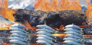 Jóvenes desempleados aprenden este verano los secretos del espeto en Málaga