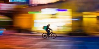 Uber Eats subcontrata a 2.000 riders a través de las empresas Deelivers y Closer